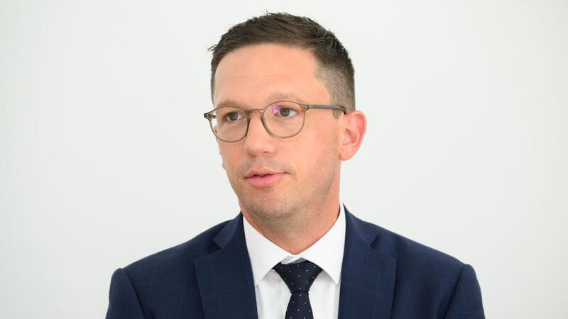 Wissenschaftsminister: Dulden keinen Antisemitismus Falko Mohrs (SPD), Kulturminister Niedersachsen, spricht bei einer Pressekonferenz in den neuen Theaterwerkstätten des Staatstheaters Hannover.