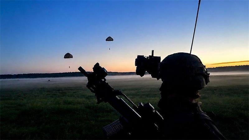 „Harter, fordernder Dienst“: Einblicke in den Job der Seedorfer Fallschirmjäger Fallschirmjäger aus Seedorf mit Gefechtsausrüstung im Morgengrauen.