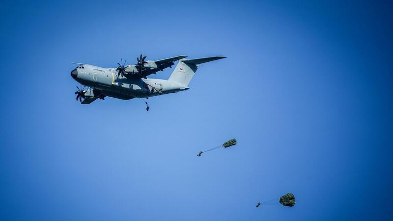 Fallschirmjägerübung: Nato übt Rückeroberung von Flughafen Fallschirmjäger der Bundeswehr von der Division Schnelle Kräfte und anderen Nato-Verbündete üben die schnelle militärische Reaktion mit Fallschirmjägern.