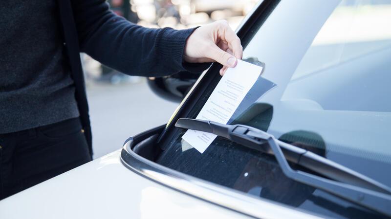 Falsch oder zu lange geparkt? Das passiert so manchem und kostet in der Regel ein paar Euro. Doch dürfen Halterdaten auch nach Parkdelikten auf einem Supermarktparkplatz so einfach weitergegeben werden?