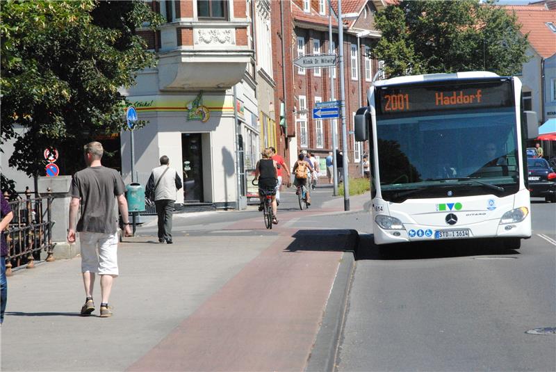 Falsche Seite: Radfahrer missachten in der Bahnhofstraße die Regeln. Foto: Stief