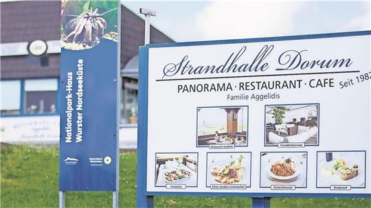 Familie Aggelidis wirbt nach wie vor für einen Besuch in der Strandhalle Dorum. Doch das Restaurant mit Wattenmeer-Blick ist seit Monaten geschlossen.