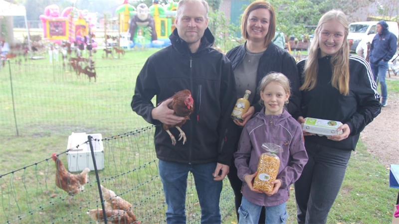 Dorfladen, Höfe, Deko: Was Oldendorfs Betriebe zu bieten haben Familie Dankers aus Oldendorf (von links: Christoph, Frauke, Britta und Anna Dankers) hat die Hühner, und somit die Erzeuger ihrer Produkte, gleich mitgebracht.
