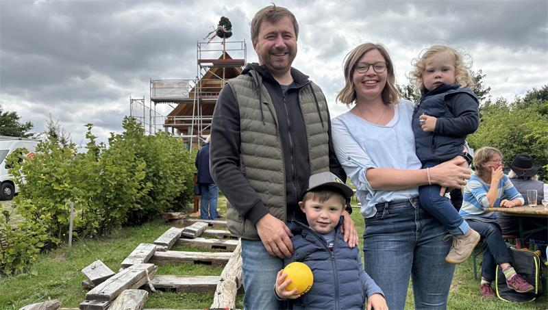 Bauen und Brauen: So findet ein Bliedersdorfer Verein neue Engagierte Familie Eggers wohnt direkt neben dem Museumsdorf.