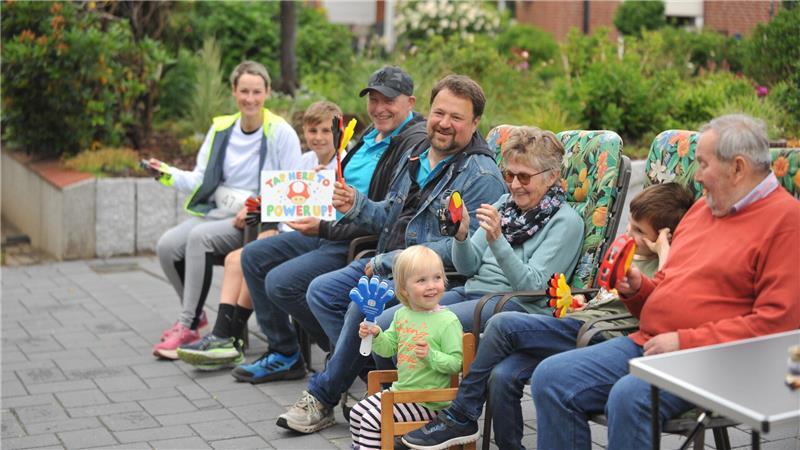 Familie Fricke feuert die Läuferinnen und Läufer an.