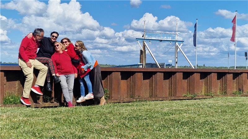 Vatertag: Das TAGEBLATT sucht die schönsten Leserfotos Familie Holm ist am Vatertag mit Familie und Freunden am Anleger Stadersand unterwegs.