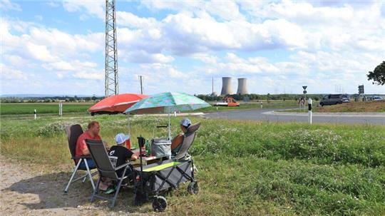 Familie Jüngling wartet auf die Sprengung der Kühltürme des stillgelegten Atomkraftwerks Grafenrheinfeld.