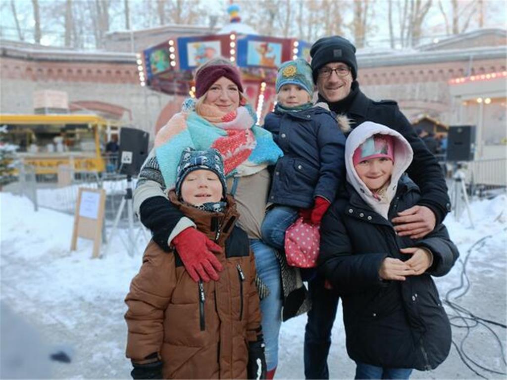 Familie Kleeberg wartet auf den Auftritt des Kinderchors und den Weihanchtsmann.