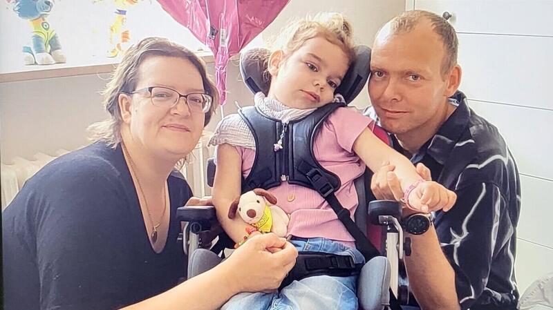 Unheilbar krank: Wie eine Familie mit dem Schicksal ihrer Tochter umgeht Familie Köhler gibt die Hoffnung nicht auf, dass ihrer Tochter irgendwann doch noch geholfen werden kann und sie wieder gesund wird.