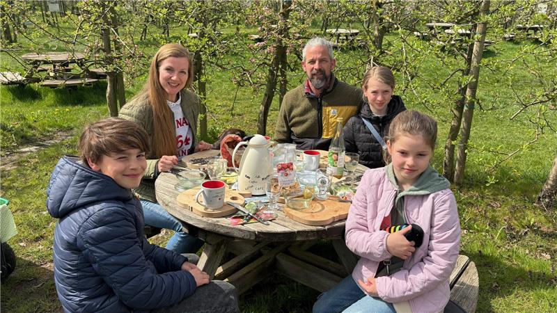 Familie Löwe aus Gödenstorf im Landkreis Harburg begeht den Ostersonntag mit einem Picknick im Herz-Apfel-Garten auf dem Herzapfelhof Lühs in Jork.