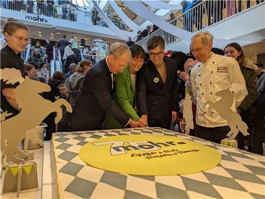 Familie Mohr schnitt gemeinsam die Torte von Bäcker Pfeiffer an. Foto: Battmer