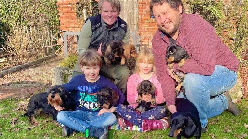 Familie Offermanns ist auf den Hund gekommen (von links): Dackel-Uroma Roxy (15), Sohn Tim mit Dackel-Mama Erna, Melanie Offermanns mit Frodo und Flummy, Tochter Lea mit Flinte und Florian Offermanns mit Dackel-Oma Carla und Frido.