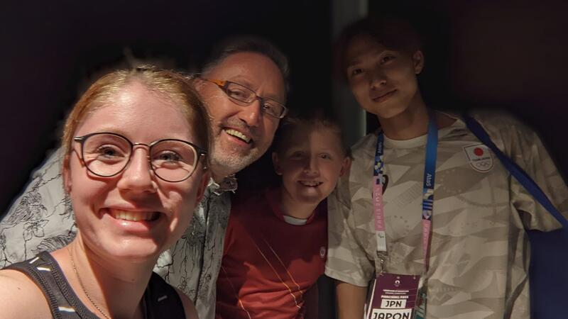 So erleben Menschen aus der Region Olympia in Paris Familie Pasemko ist stolz auf dieses Selfie mit dem Badminton-Star Kodai Naraoka aus Japan.