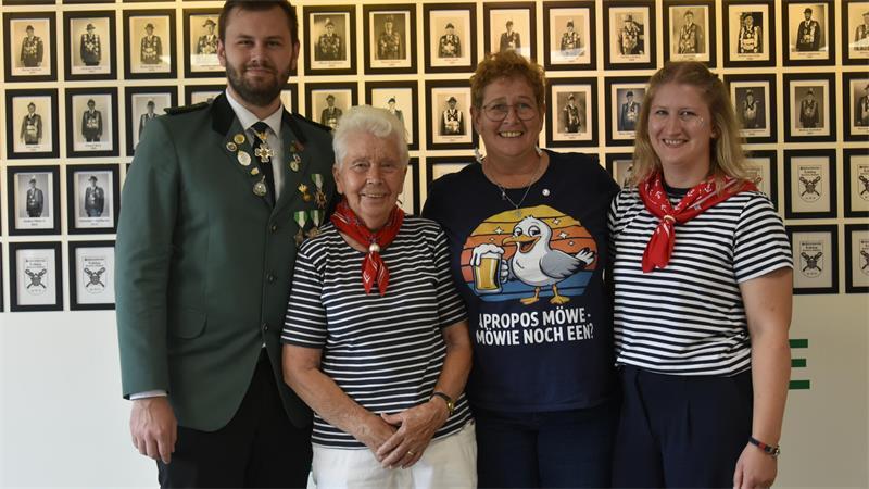 Seit drei Generationen: Ladekoper Familie im Schützenverein Familie Schacht im Schützenhaus vor der Tafel der Würdenträger.