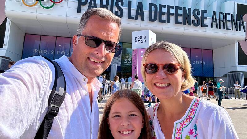 So erleben Menschen aus der Region Olympia in Paris Familie Seefried in Paris: Während eines Zwischenstopps ging es in die Schwimmarena.