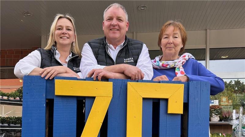 Familie Tiedemann feiert das 75-Jährige ihres Unternehmens mit viel Herz für Oldendorf - Martina und Michael Tiedemann und dessen Mutter Margret Meyer.