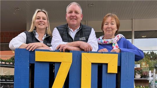 Familie Tiedemann feiert das 75-Jährige ihres Unternehmens mit viel Herz für Oldendorf - Martina und Michael Tiedemann und dessen Mutter Margret Meyer.
