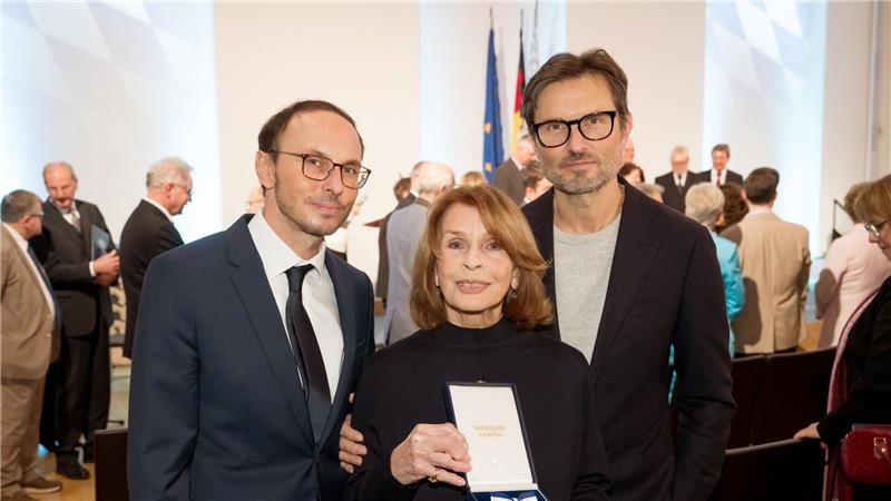 Familie als Anker – Senta Berger über Liebe, Verlust und Mut Familie ist der Schauspielerin sehr wichtig, vor allem ihre beiden Söhne Luca Verhoeven (l) und Simon Verhoeven. (Archivbild)