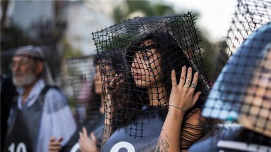 Familie und Angehörige der von der Hamas entführten Deutschen demonstrieren vor der deutschen Botschaft in Tel Aviv für ihre Freilassung.