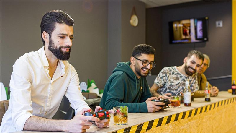 Familie und Freunde hätten anfangs an dem Konzept gezweifelt, sagt der Gründer (links). „Die haben mir zuerst davon abgeraten und gesagt: Was ist das für eine dumme Idee? Wer geht in ein Café, um zu baggern?“