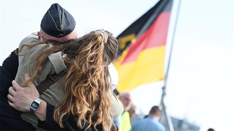 Familien, Freunde und Kameraden waren zum Pier gekommen.