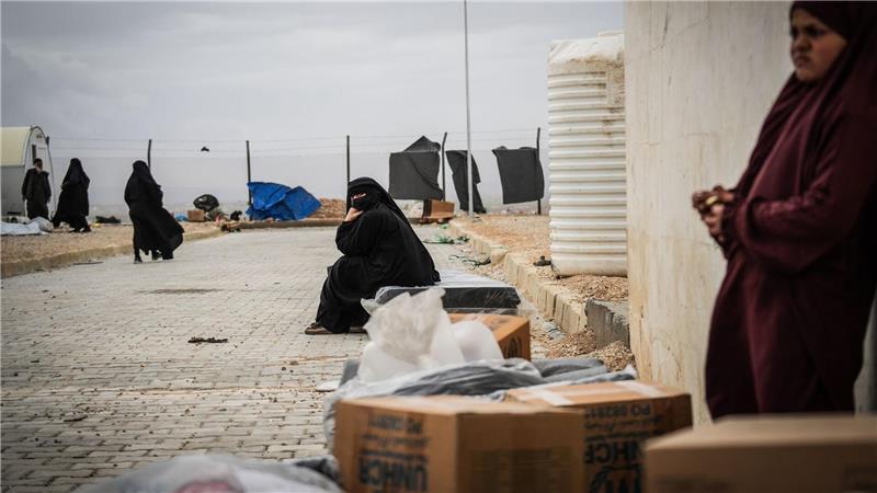 Familienangehörige von Kämpfern des Islamischen Staates im Lager Ak Burhan in Syrien, nachdem sie aus dem Lager al-Hol in der nördlichen Provinz Aleppo verlegt wurden.