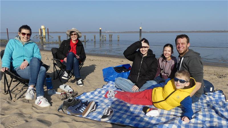 Familienausflug auf Krautsand. Nathalie (links) und Ralph Beerling (rechts hinten) aus Stade genießen Besuch und Strandfeeling.