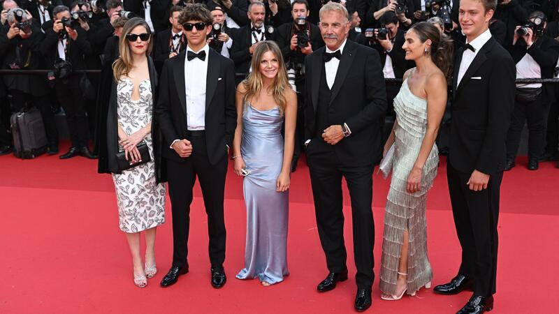 Familienfest auf dem roten Teppich: Kevin Costner und einige seiner Kinder in Cannes.