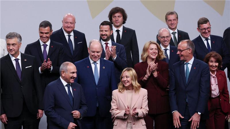 Familienfoto in Kopenhagen: EU-Spitze mit Merz (r), Meloni und Pashinyan beim Gipfel der Europäischen Politischen Gemeinschaft.