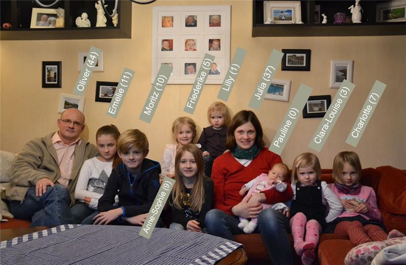 Familienfoto mit Oliver und Julia Hauschke und ihren acht Kindern in Stade. Die zwei ältesten Kinder aus ihrer ersten Partnerschaft wohnen nicht in Stade. Foto: von Borstel