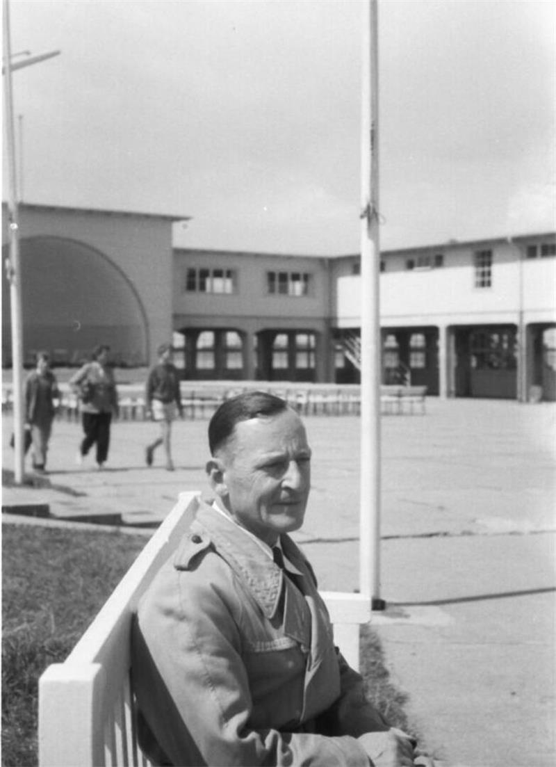 Familienfotos, die auch Cuxhavener Geschichte erzählen: Herbert Sorge in den späten 1960er Jahren vor den von allen sehr geliebten Seeterrassen mit dem Musik-Pavillon. Einmal pro Sommerurlaub ging die Familie dort gemeinsam Scholle essen. Foto: privat