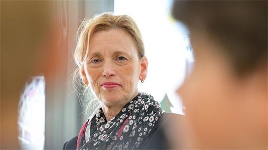 Familienministerin Karin Prien ist zufrieden mit dem Umbau des Programms „Demokratie leben!“. (Archivbild)