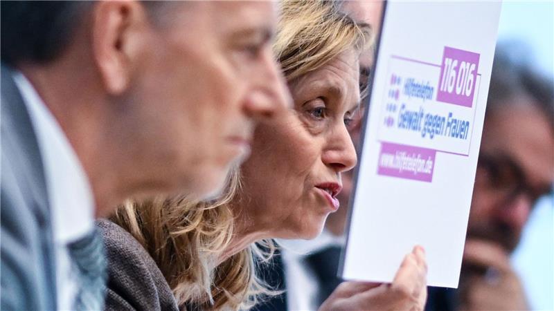 Gewalt gegen Frauen - und was die Politik dagegen tut Familienministerin Karin Prien wirbt für das Hilfetelefon. Frauen können sich dort anonym melden, wenn sie beispielsweise von ihrem Partner bedroht oder geschlagen werden.
