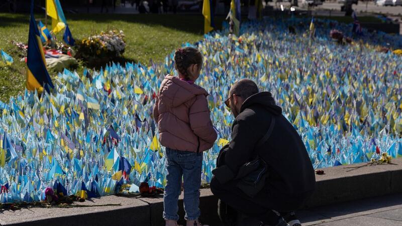 Krieg gegen die Ukraine: So ist die Lage Familienmitglieder besuchen in Kiew das Denkmal für ukrainische Soldaten, die im Krieg gegen Russland gefallen sind.Fotograf