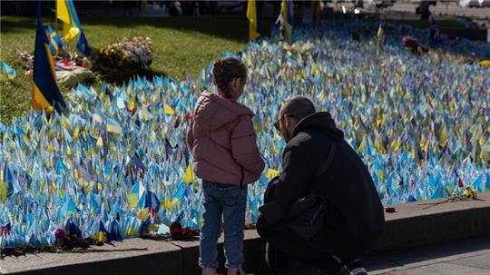 Familienmitglieder besuchen in Kiew das Denkmal für ukrainische Soldaten, die im Krieg gegen Russland gefallen sind.Fotograf