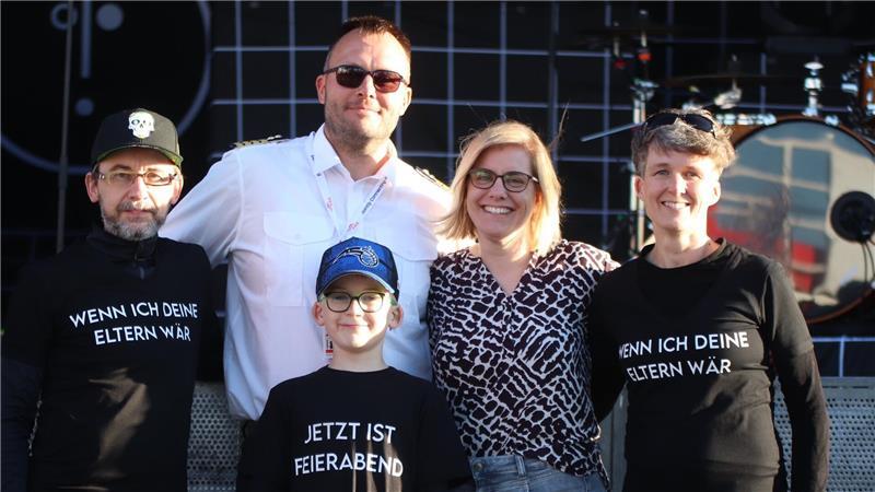Familientreffen beim Konzert (von links): Familie Schmidt in selbst gemachten Fan-Shirts und Schiffsführer Rafael Umland und seine Frau Kerstin.