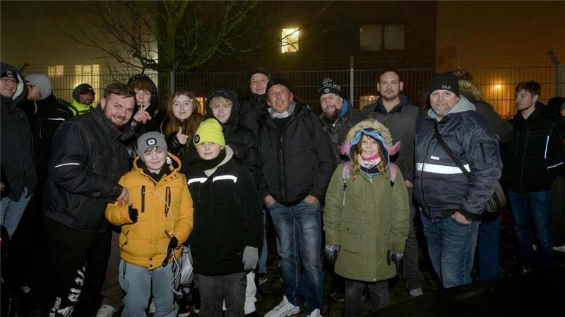 Familientreffen beim Werksverkauf: Mitglieder der Familien Gräf, Höder, Marchlowitz, Höder und Flohr warteten gemeinsam auf den Verkaufsstart.
