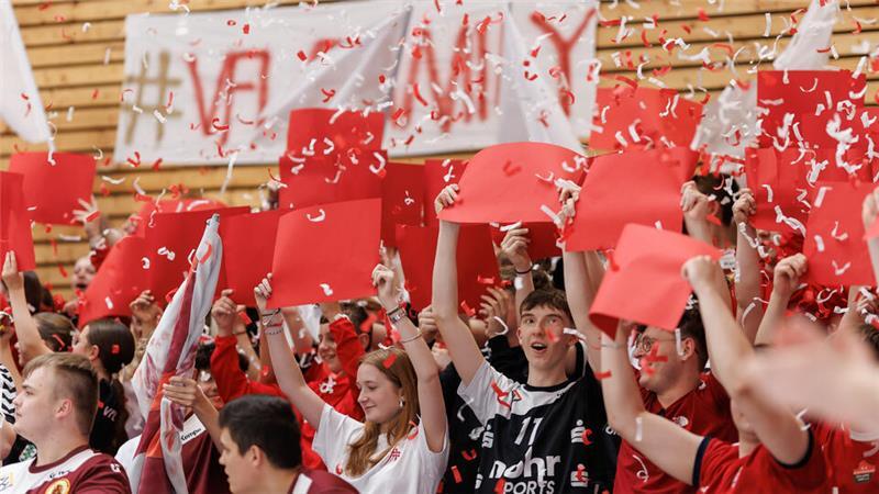 Horneburgs Halle bebt: Mit einem Sieg ins Rückspiel um den DHB-Pokal Fan-Block in Weiß-Rot: Unter anderem die erste Herren des VfL Horneburg feuerte die A-Jugend im Hinspiel um den DHB-Pokal gegen Pforzheim mit allen Kräften an.
