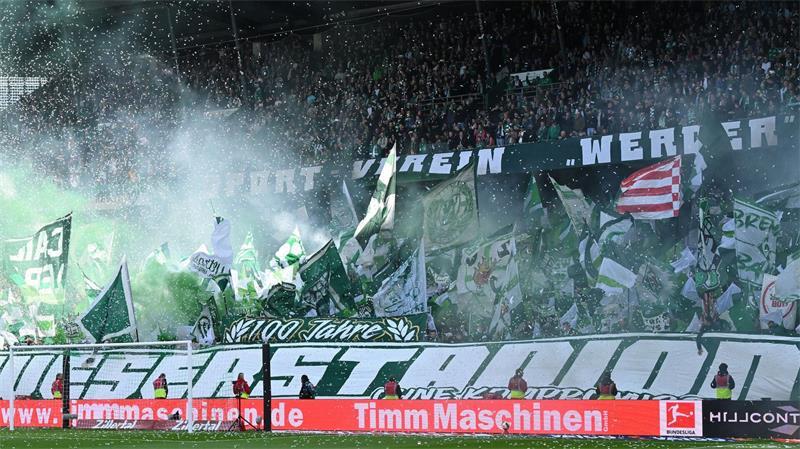 Fan-Choreografie zum 100. Geburtstag des Bremer Weserstadions.