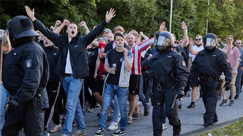 Polizeigebühren: Was das Urteil für den HSV und FC St. Pauli bedeutet Fan-Organisationen kritisieren das Urteil des Bundesverfassungsgerichts.