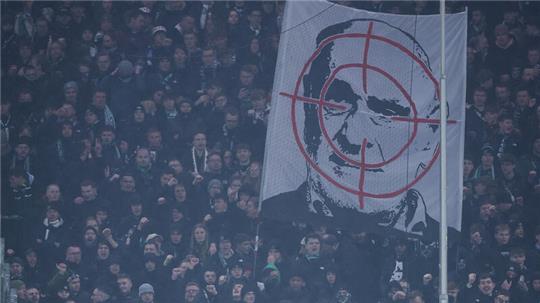 Im Fadenkreuz: 96-Boss Martin Kind zeigt eigene Fans an Fanproteste von den Fans von Hannover 96.