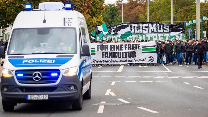 Gewalt im Fußball: Drängender Gipfel oder reiner Populismus? Fans befürchten arge Konsequenzen, die über ihren Kopf hinweg entschieden werden.
