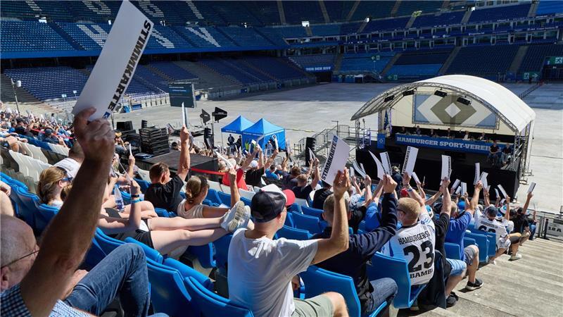 Ex-Ultra neuer HSV-Präsident - Huwer: Club „schuldenfrei“ Fans bei der Mitgliederversammlung des HSV.