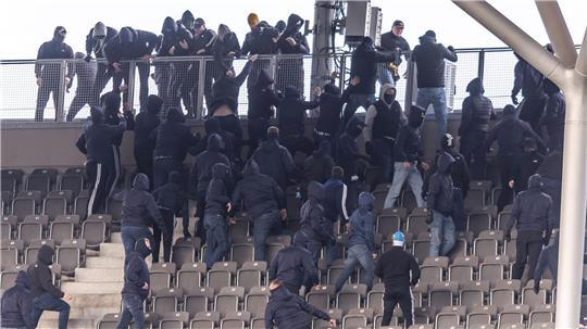 Fans von Hertha und Dynamo gehen im Stadion aufeinander los Fans beider Vereine gingen vor dem Spiel auf dem Oberrang aufeinander los.