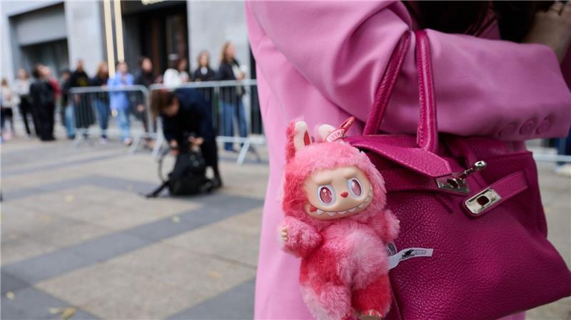 Labubu-Hype geht weiter - Schlange am KaDeWe Fans brachten ihre eigenen Labubus mit.