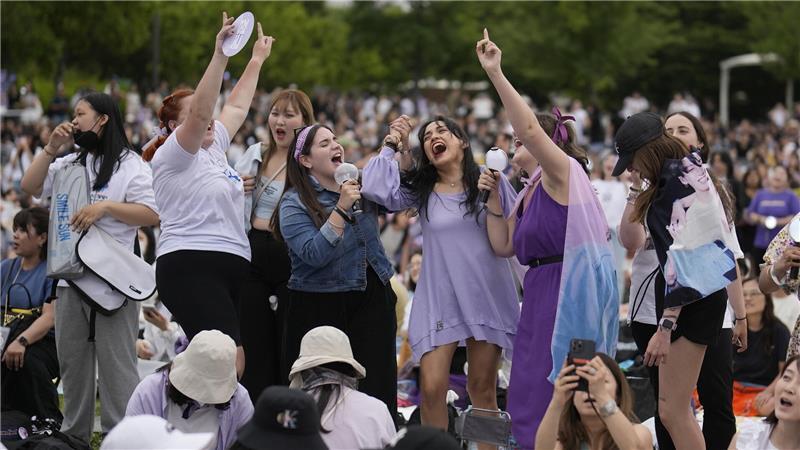 Erster K-Pop Random Dance im Kreis Stade - aber was ist das? Fans der Boygroup BTS versammeln sich während einer Veranstaltung zur Feier des zehnjährigen Jubiläums der K-Pop-Band in Seoul.