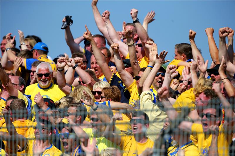 Fans der Eintracht aus Braunschweig jubeln. Foto: dpa