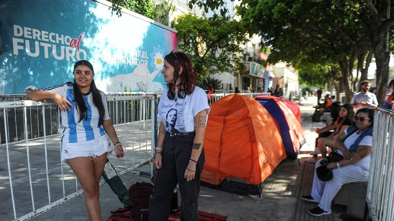 Swift-Fans vor Konzert: „Wir zelten hier seit fünf Monaten“ Fans der US-Sängerin Taylor Swift warten vor dem Stadion, wo Swift ihren ersten Auftritt in Argentinien hat.