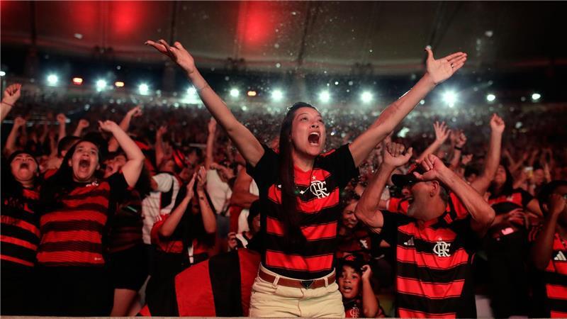 Fans der brasilianischen Mannschaft Flamengo feiern ein Tor, während sie das Endspiel im Copa Libertadores auf einer riesigen Leinwand im Maracana-Stadion in Rio verfolgen.