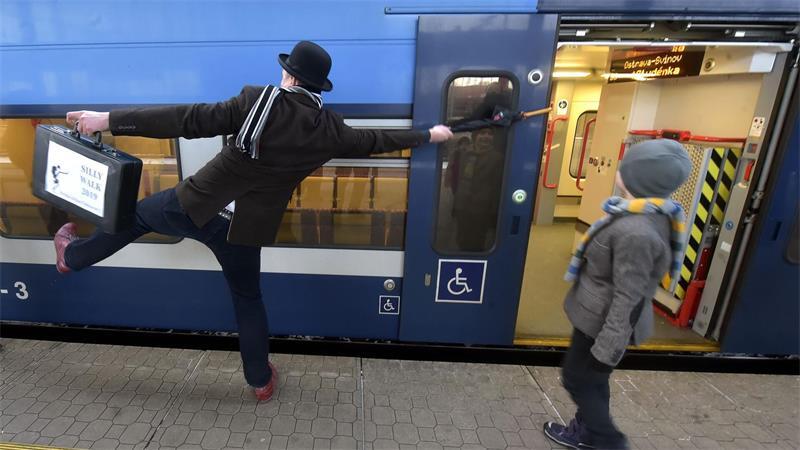 Fans der britischen Komiker-Gruppe „Monty Python“ inszinieren am Bahnhof Ostrava-Svinov ein Spektakel. (Archivbild)